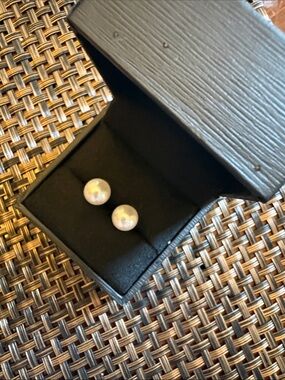Classic White cultured fresh water white pearl Earrings with the jewelry box